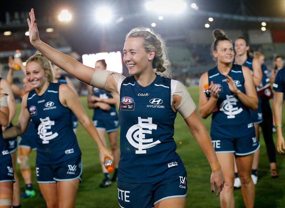 AFLW 2017 Rd 01 - Carlton v Collingwood MELBOURNE, AUSTRALIA - FEBRUARY 3: Lauren Arnell of the Blues thanks fans during the 2017 AFLW Round 01 match between the Carlton Blues and the Collingwood Magpies at Ikon Park on February 3, 2017 in Melbourne, Australia. (Photo by Adam Trafford/AFL Media)